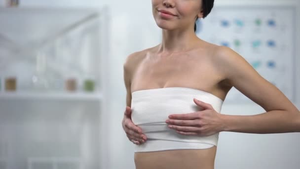 Donna soddisfatta nella compressione elasto-fit godendo del risultato della mammoplastica, chirurgia — Video Stock