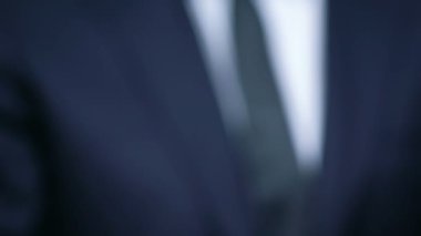 Erkek politikacı elinde anahtarlık lobi kelime, hükümet etkisi