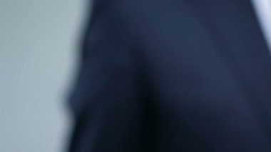 Erkek casus elinde anahtarlık gizli kelime, önemli bilgiler, kavram