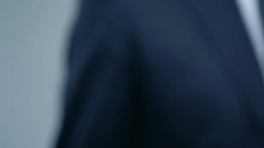 İşadamı elinde anahtarlık, motivasyon ve ilham kavramı dream kelime