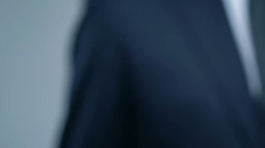 İşadamı elinde anahtarlık servet kelime, finansal piramit planlama