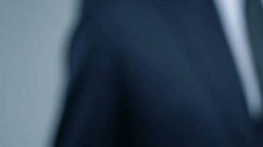 Zengin adam elinde anahtarlık Fortune kelime, casino bağımlılığı, oyun davetiyesi