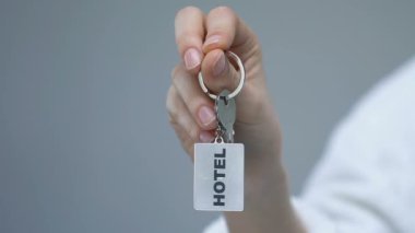 Otel kelime, lüks hizmet, dostu şeyler ile kadın müşteri anahtarlık sıkma