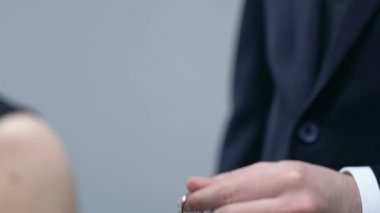 Çözüm kelimesi ile kadın anahtarlık veren erkek, sorun, destek ile yardım
