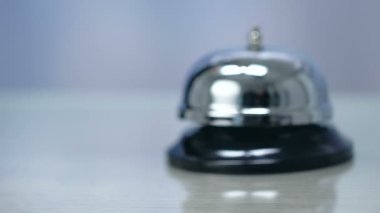 Resepsiyona otel anahtarlarını koyan kadın eli, güler yüzlü hizmet, seyahat konsepti