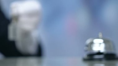 Kadın konsiyerj elinde anahtarlık otel kelime, samimi şeyler, resepsiyon