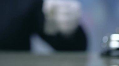 Yönetici elinde anahtarlık oda kelime, dostu şeyler, davet kavramı