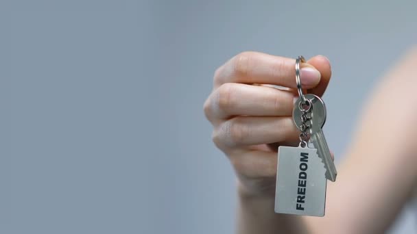 女人紧握钥匙链与自由字在拳头，歧视抗议 — 图库视频影像