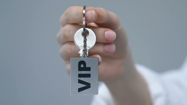 Femme main serrant porte-clés avec mot VIP, service de luxe pour atteindre les gens — Video
