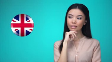 Büyük Britanya bayrağı düğmesine basarak kadın öğrenci, dil öğrenmeye hazır