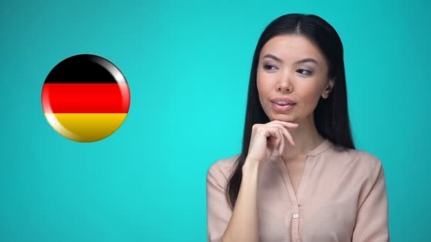 Mujer curiosa pulsando el botón de bandera alemana, listo para aprender idioma extranjero — Vídeo de stock