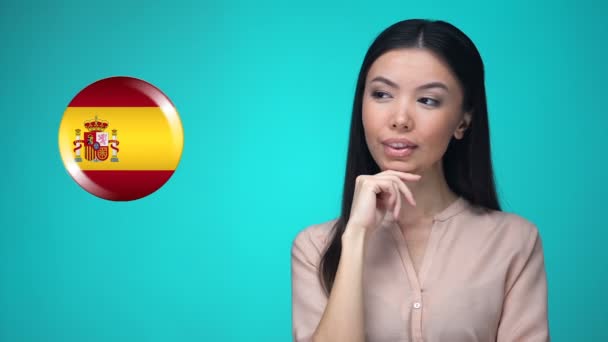 Neşeli kadın yabancı dil öğrenmeye hazır, Ispanyol bayrağı düğmeye itmek — Stok video