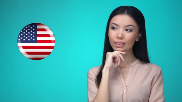 Wesoła studentka pchanie przycisk flagi USA, gotowy do nauki języka obcego — Wideo stockowe