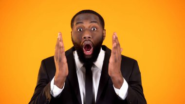 Son derece sürpriz siyah adam takım elbise cam, çekici teklif, faydaları arıyor