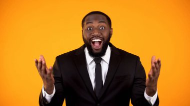 Kazançlı teklif satışı ile mutlu iş giyim neşeli afro-amerikan adam