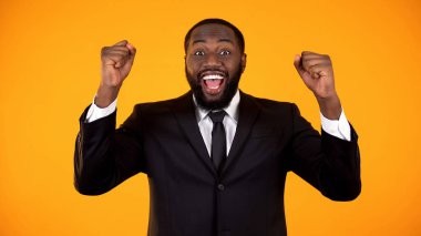 Joyful Afrikalı erkek formalwear evet jest yapma, başarılı başlangıç, kazanan
