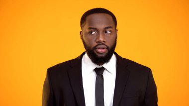 Şüpheli afro-amerikan erkek formalwear şüpheli bir kenara belirsizlik görünümlü
