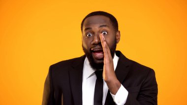 Takım elbiseli komik siyah adam gizli duyuru yapma, üyelik teklifi
