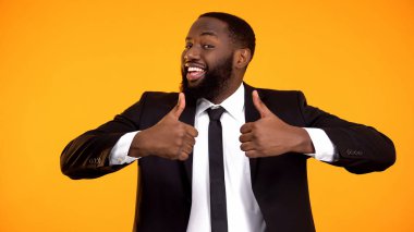 Mutlu afro-amerikan işadamı çift thumbs-up jest yapma, tavsiye