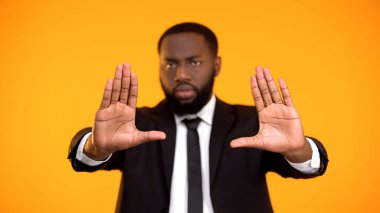 Irkçılık ve eşitsizlik için stop jest gösteren formalgiyim Afrikalı-Amerikalı adam