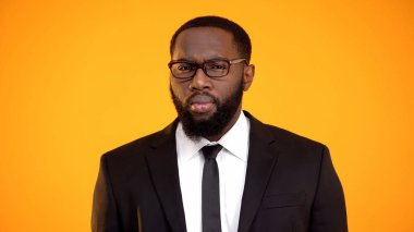 Afro-Amerikan polis müfettişi takım elbiseli bilgi adam bulma, şüpheler