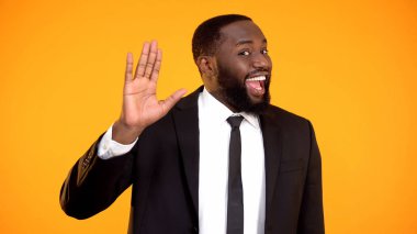 Neşeli çocuksu afro-amerikan satış müdürü merhaba, promosyon kampanya, reklam sallayarak