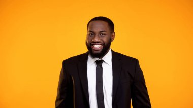 Resmi giyim yakışıklı Afrikalı erkek kameraya neşeyle gülümseyen, reklam şablonu