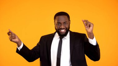Neşeli siyah işadamı dans hareketleri başarılı anlaşma zengin ve seksi yapma