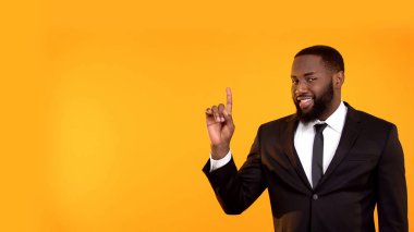Kendine güvenen afro-Amerikan işadamı resmi takım elbise işaret, reklam şablonu