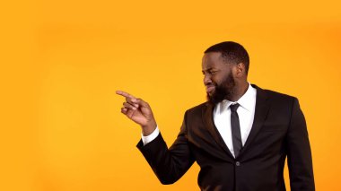 Resmi takım elbiseli Afrikalı adam parmak sol, reklam şablonu ile işaret