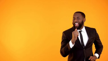Yakışıklı afro-amerikan adam formalwear kameraya sevinçle gülümseyerek, şablon