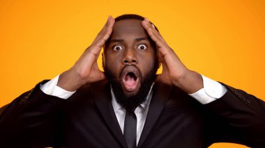 El ele başı tutan siyahişadamı, tatsız haber