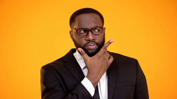 Gyanús Afro Amerikai Üzletember Szemüveg Figyelembe Lehetőségek Dilemma — Stock Fotó
