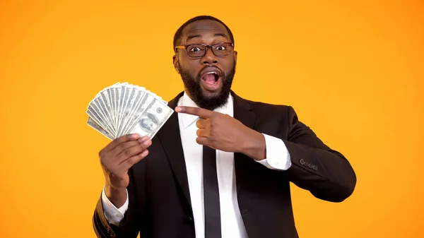 Счастливый Успешный Афро Американец Костюме Указывает Кучу Долларов Наличными — стоковое фото
