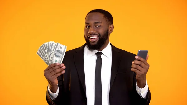 Sonrisa Hombre Negro Exitoso Traje Con Billetes Teléfono Dólar Devolución — Foto de Stock