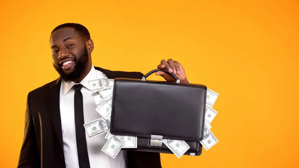 Alegre Hombre Afroamericano Sosteniendo Bolso Con Dinero Efectivo Dólares Sonriendo — Foto de Stock