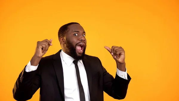 Εξαιρετικά Αστείος Μαύρος Επιχειρηματίας Χορεύει Και Γιορτάζει Επιτυχημένη Συμφωνία Νικητής — Φωτογραφία Αρχείου