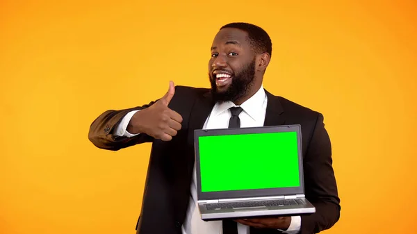 Felice Sorridente Afro Americano Maschio Mostrando Prekeyed Laptop Pollice Gesto — Foto Stock