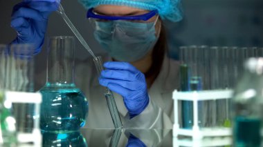 Araştırmacı test tüpüne sıvı damlatarak, su örneği ile Ph seviyesini kontrol