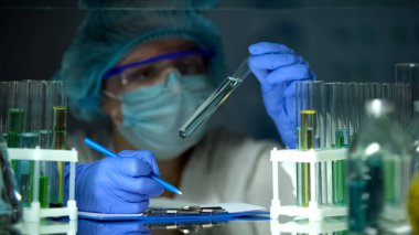 Araştırmacı şeffaf mavi sıvı analiz, su kontaminasyonu önleme