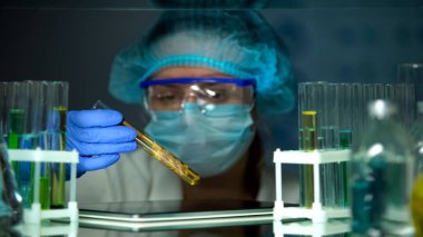 Koruyucu ajan, kalite kontrol et numunesi inceleyen sekme ile Araştırmacı