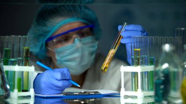 Laboratuvar asistanı et örneğini koruyucu Ajan ve yazma sonuçlarında analiz ediyor