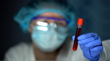 Tüpte kan örneği kontrol edilen epidemiyolog, virüs aşısı gelişimi, laboratuvar