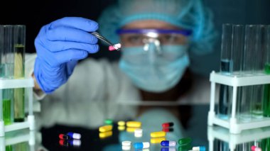 Farklı hap örneklerini karşılaştıran laboratuvar yardımı, farmasötik üretim