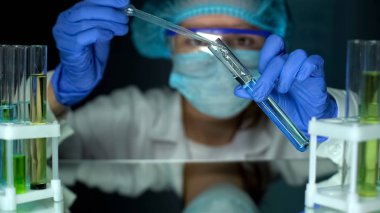 Mavi test sıvı ile tüpte yağlı madde ekleyerek kimyager, eritkenine Analizi