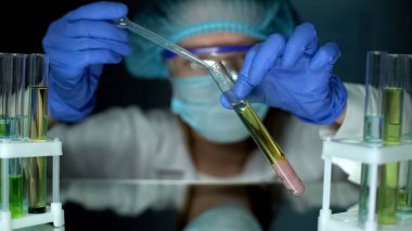 Laboratuar asistanı tavuk eti örneği ile tüpte yağlı madde damlama, analiz