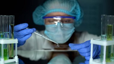 Bilim adamı damlama su numunesi test camı, ağır metaller analizi, laboratuar