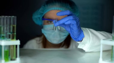 Araştırmacı buzdolabı, aşılama şeffaf sıvı ile ampül alarak