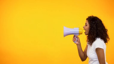 Afro-Amerikan kız çığlık megafon, bilgi, bilinci yaymak