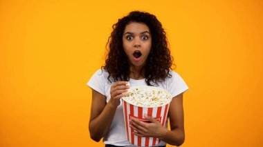 Patlamış mısır yemek ve ilginç film izlerken heyecanlı Afrikalı-Amerikalı kadın